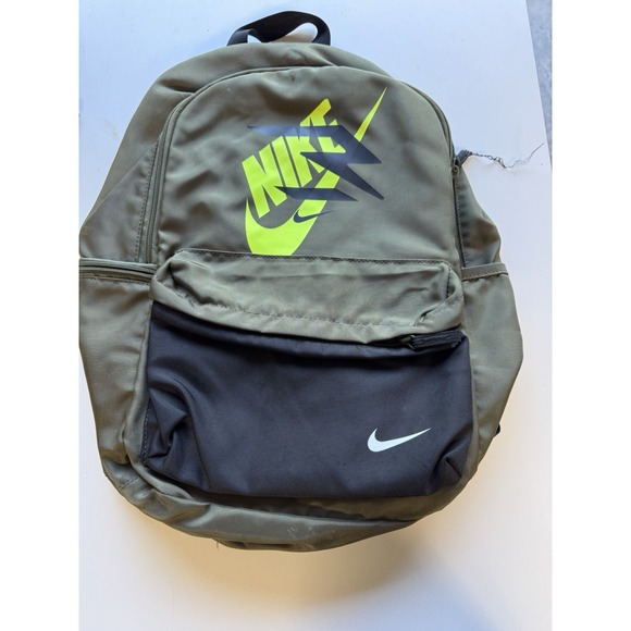 neon green and black nike backpack 3 Brand Graphic Print Black/Volt One Size (30L) Whether youre commuting across town or heading to campus Nike Heritage Backpack Bright Colored